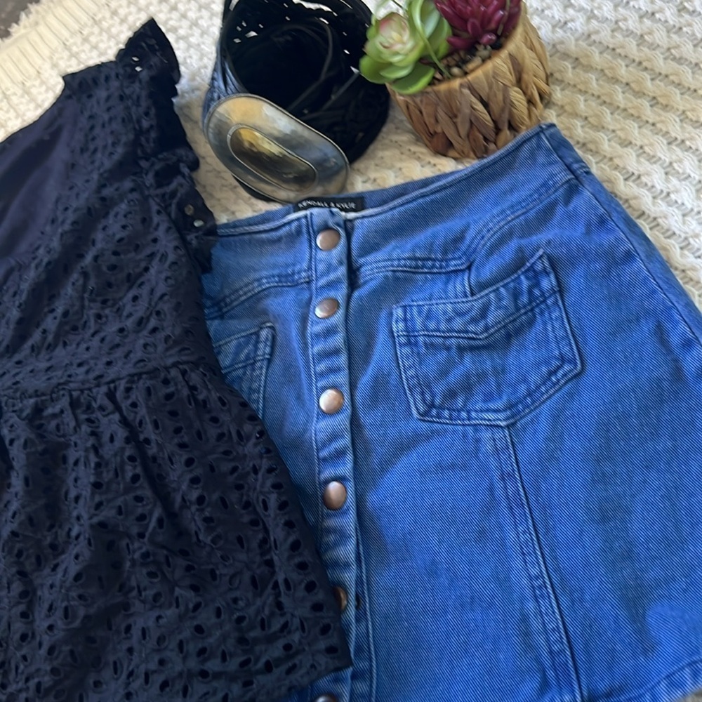 KENDALL & KYLIE Western Denim Mini Skirt with Snap Front | 28 - Picture 8 of 8